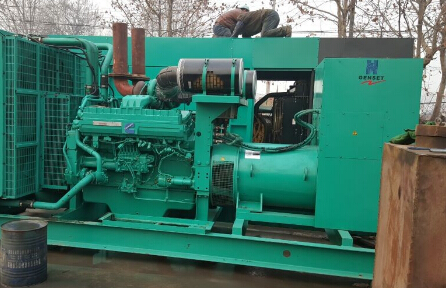 奎屯发电机组如何判断水冷式机油散热器内部是否需要清洗？